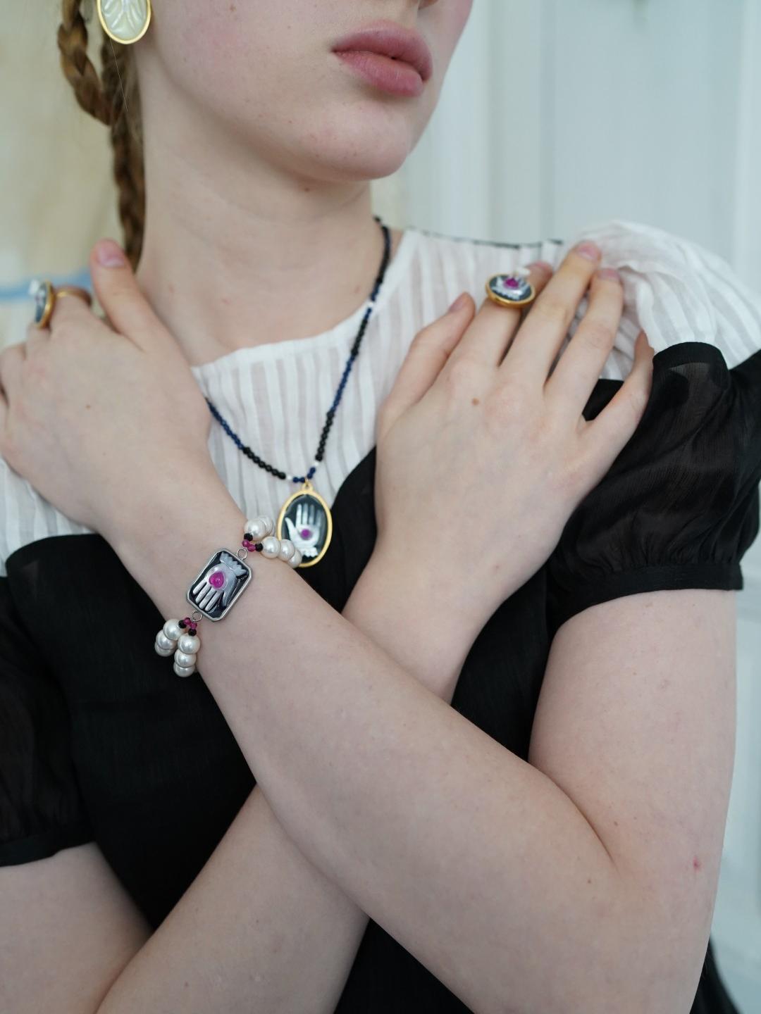 Unlogical Poem Hand-shaped Natural Shell Bracelet