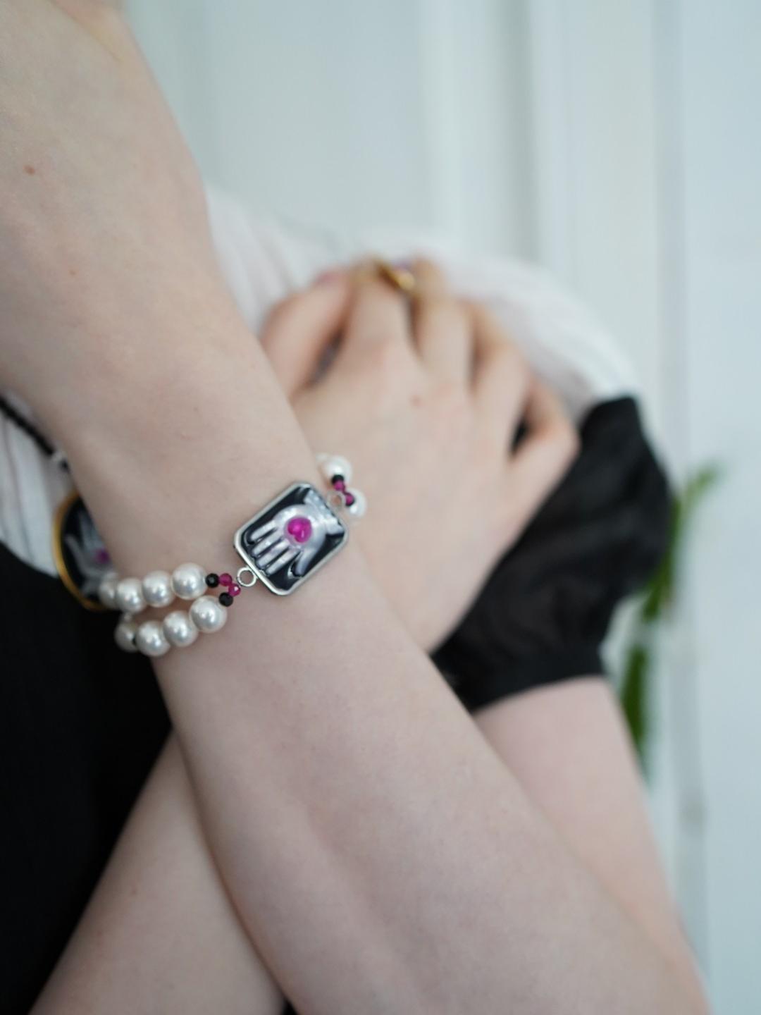 Unlogical Poem Hand-shaped Natural Shell Bracelet