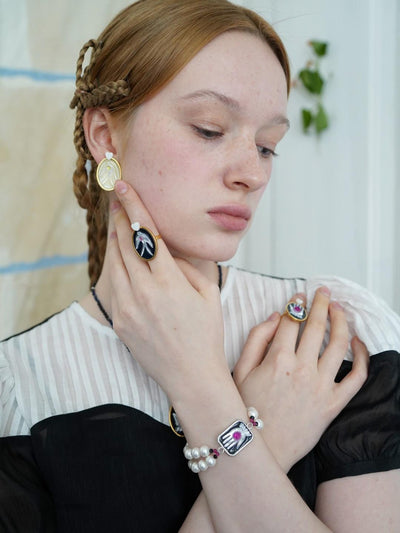 Unlogical Poem Hand-shaped Natural Shell Bracelet